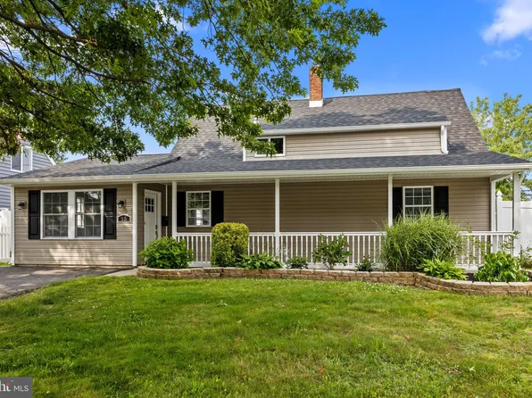 15 Goldenridge Dr, Levittown, PA 19057