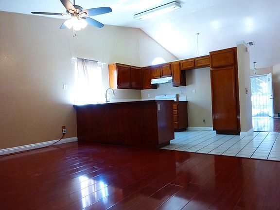 5-Family Room & Kitchen