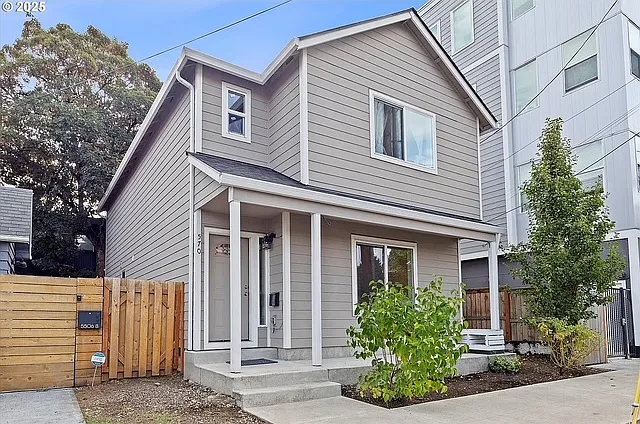 570 NE 55th Ave — Photo 2