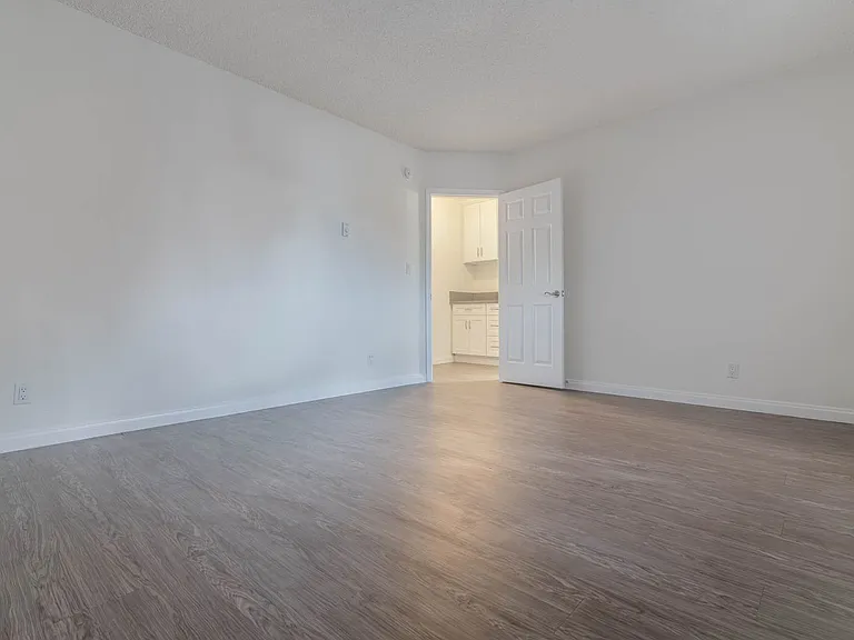 8123 Langdon Ave — Photo 13
