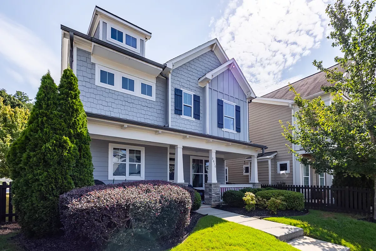 3 bed, 2.5 bath, 2100 sqft, $3,595 — Photo 3