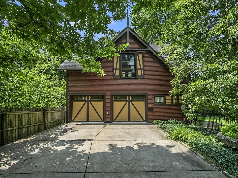 215 Elm St