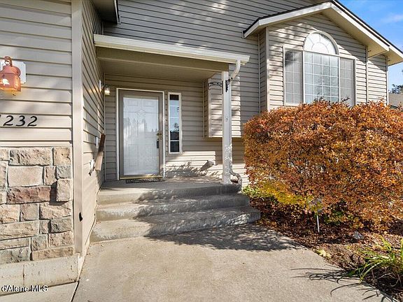 3rd image of 1232 W Edgewood Cir