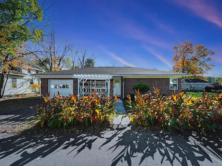 819 Fairview Ave — Photo 2