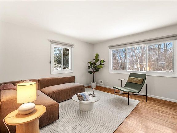 5th image of 2020 Fairway Dr NE