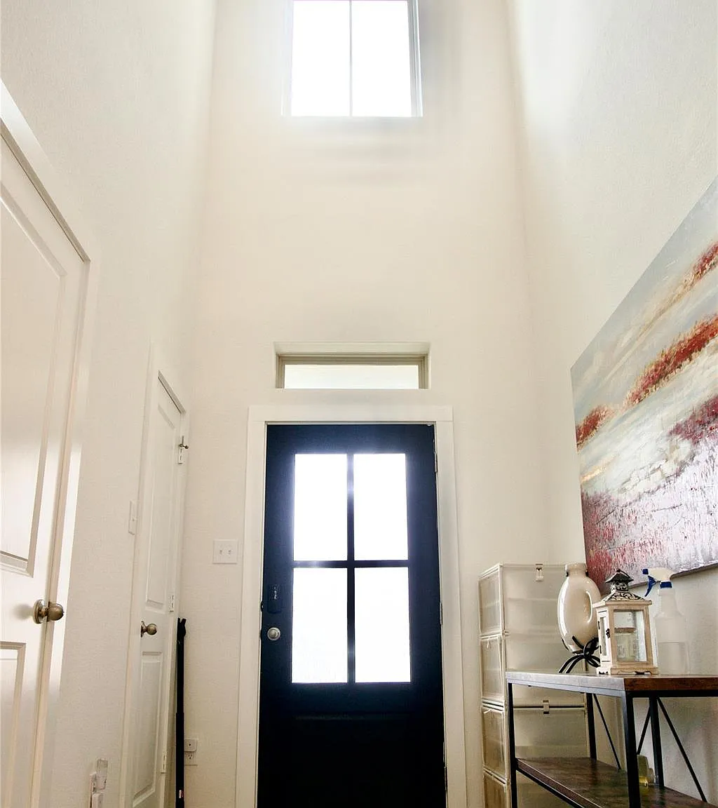 4 bed, 2.5 bath, 2452 sqft, $2,800 — Photo 3