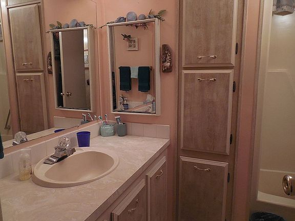 Guess bathroom with tub