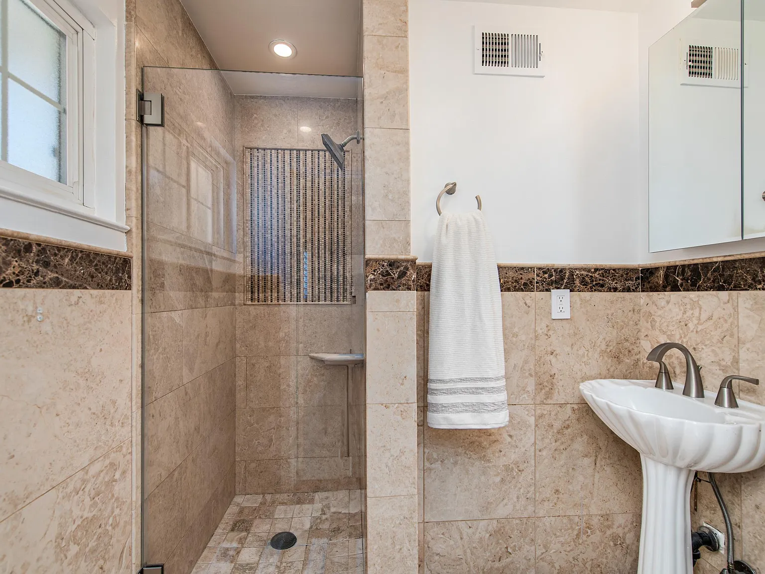 3 bed, 1200 sqft, $4,600 — Photo 3
