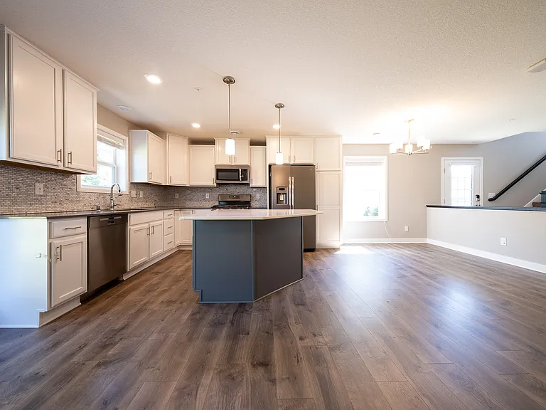 5874 Royalton Rd NE — Photo 2