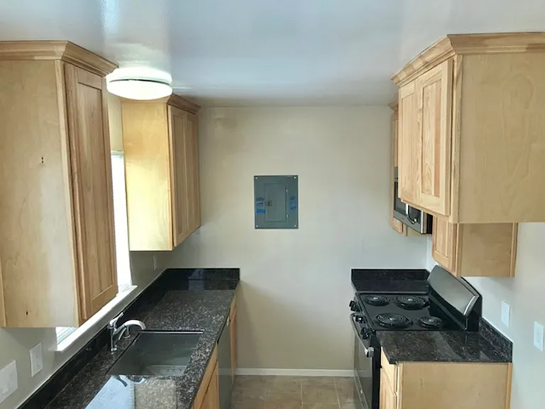 F05730 — Photo 3