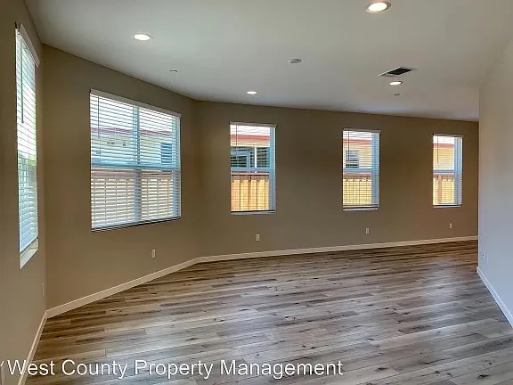 984 Brunello Dr — Photo 5