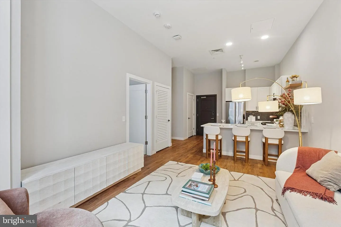 2 bed, 967 sqft, $2,825 — Photo 2