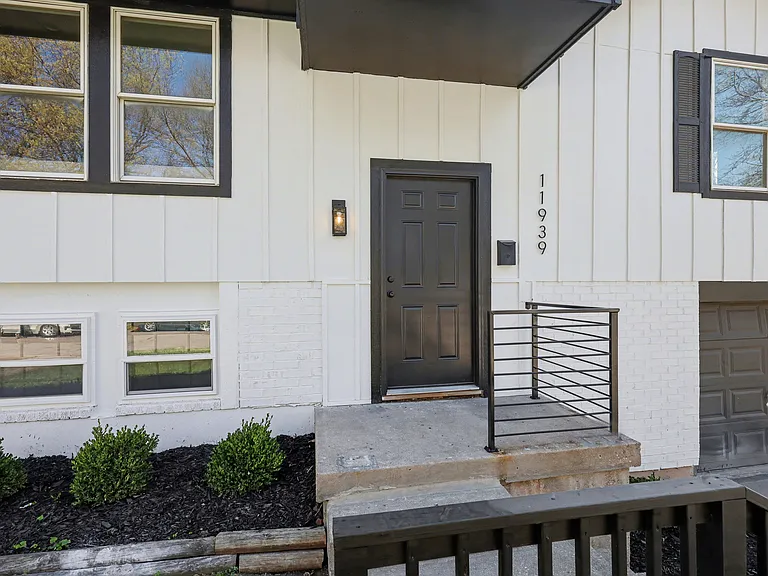 11939 Smalley Ave — Photo 22