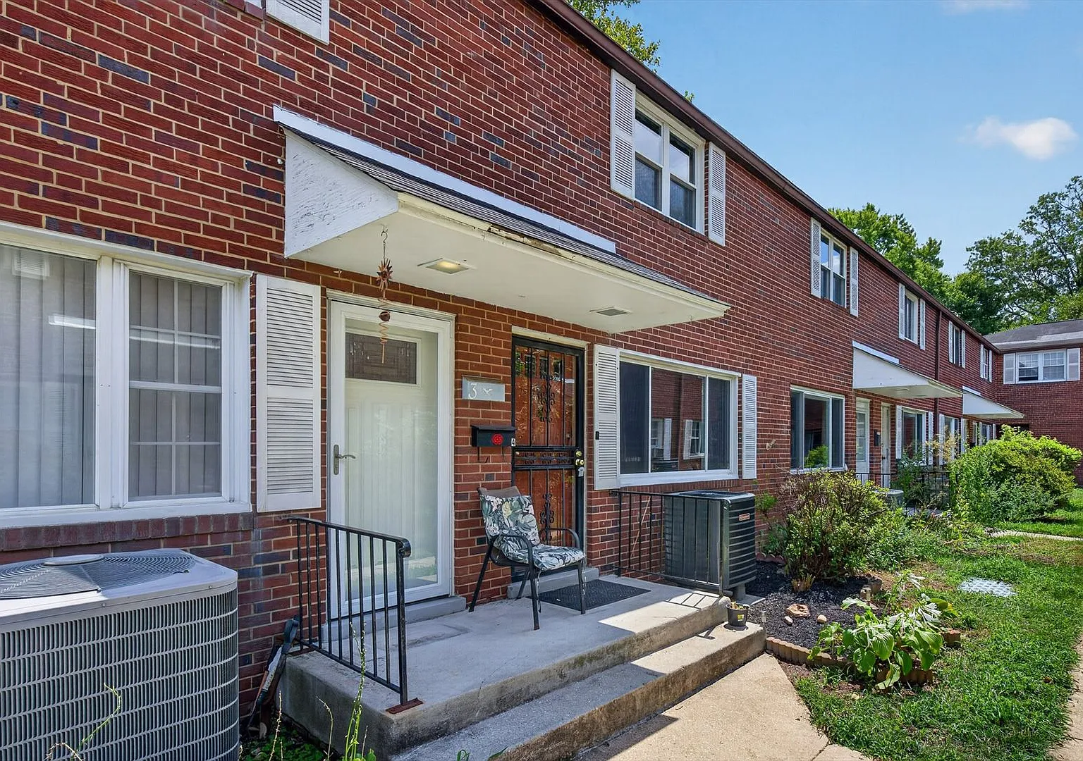 Freshly Renovated 2-Bedroom Condo Near Laurel Shopping & Dining — Photo 2