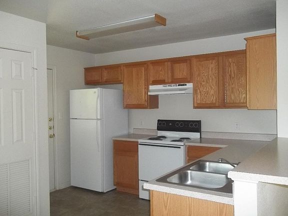 4th image of 404 Veterans Ave APT D