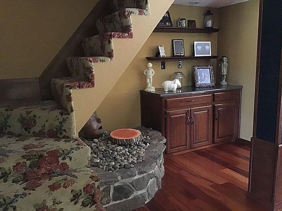 Entryway/Bar