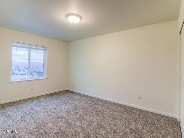 211 Rainier Dr, Yakima, WA 98908
