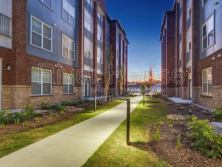 River House Apartments — Photo 6