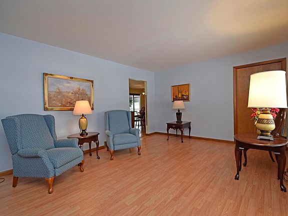 3rd image of 609 Dorset Dr