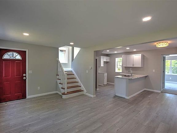 3rd image of 1541 W Forest Ave
