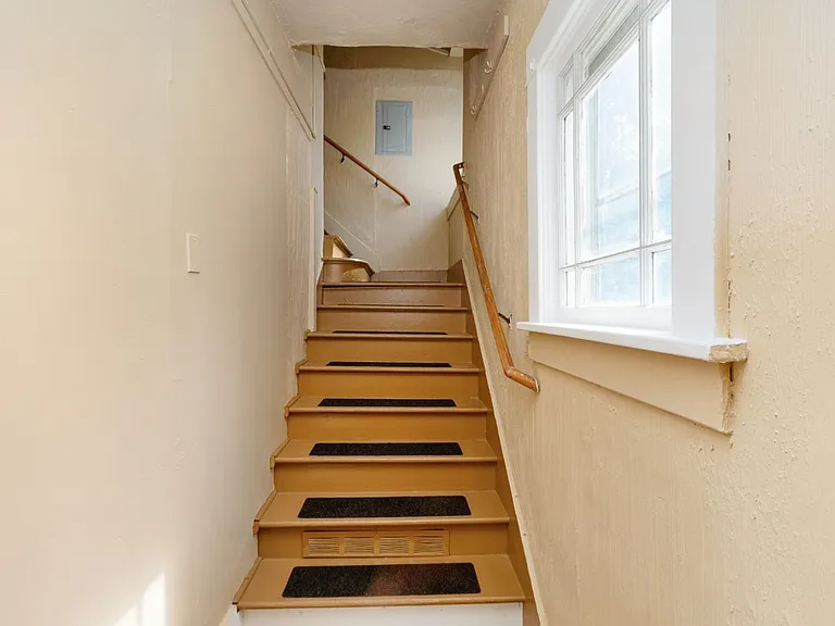 1215 Poyntz Ave — Photo 4