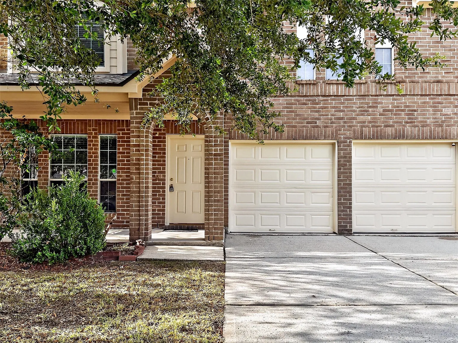 3 bed, 2.5 bath, 2109 sqft, $2,100 — Photo 2