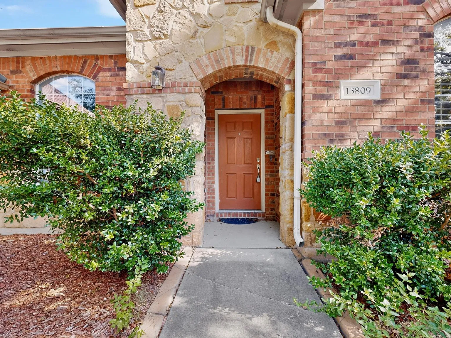 4 bed, 2.5 bath, 2597 sqft, $2,300 — Photo 3