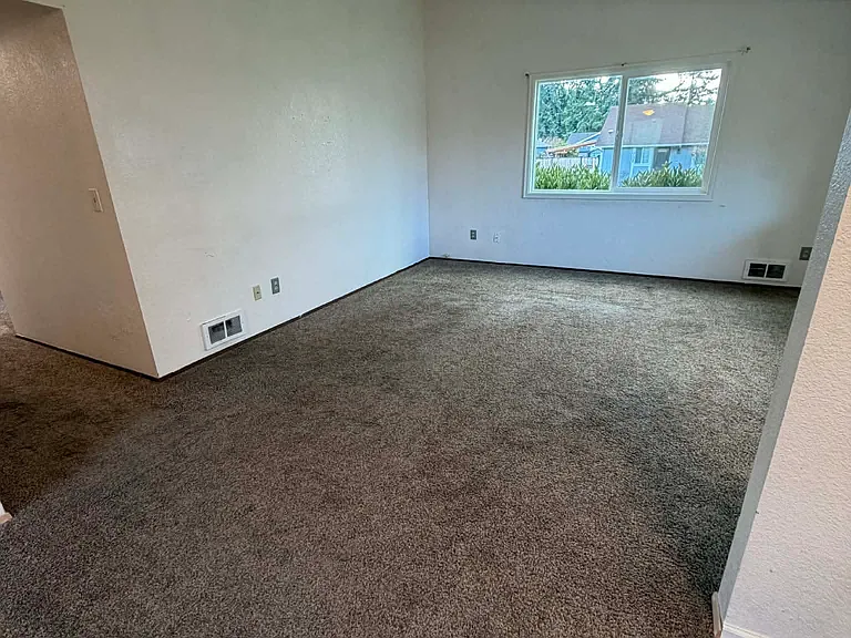 725 Edelweiss Ln SE — Photo 4