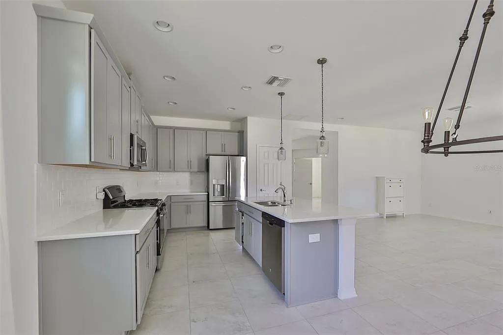 3 bed, 2.5 bath, 2502 sqft, $3,700 — Photo 3
