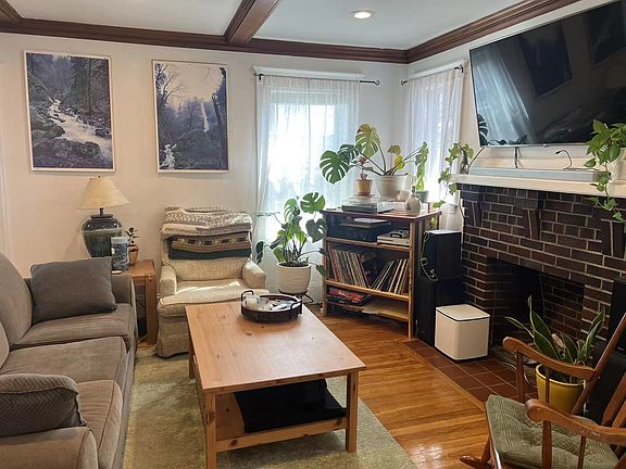 4th image of 667 Belmont St #2