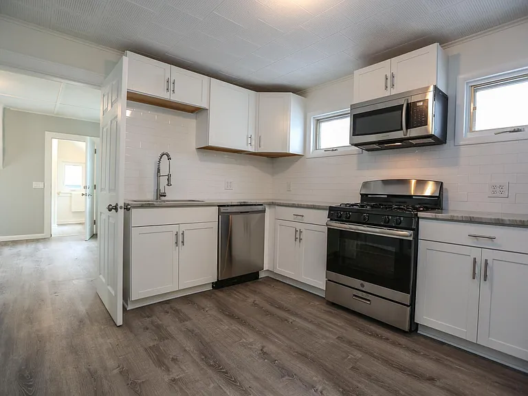 146 Benton St — Photo 2
