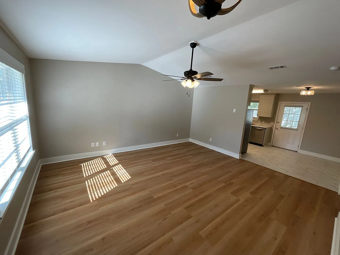 Fully Updated 2/1 Downtown Apartment in Marianna — Photo 3