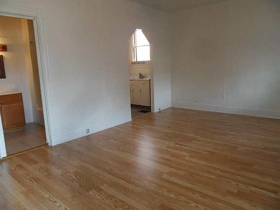 5th image of 3 E 10th St
