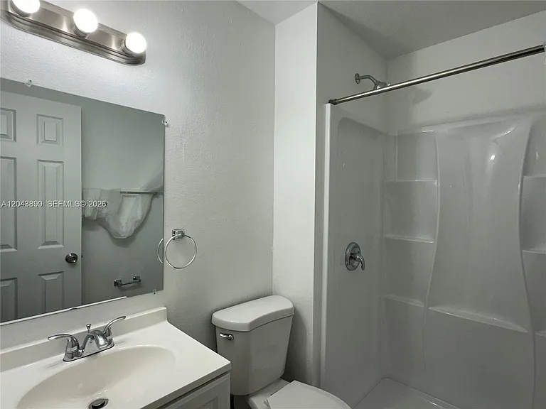 899 NE 15th St #3 — Photo 14