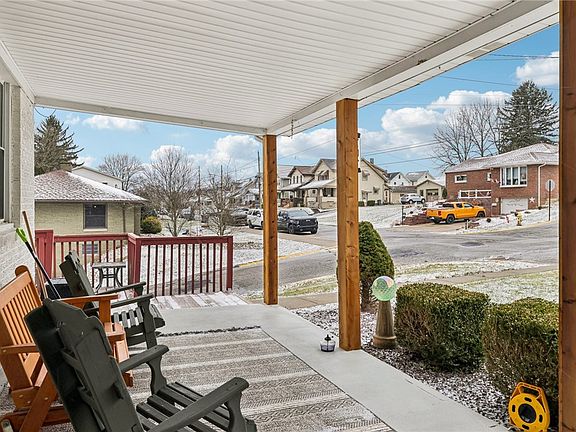 5th image of 701 Smiley St