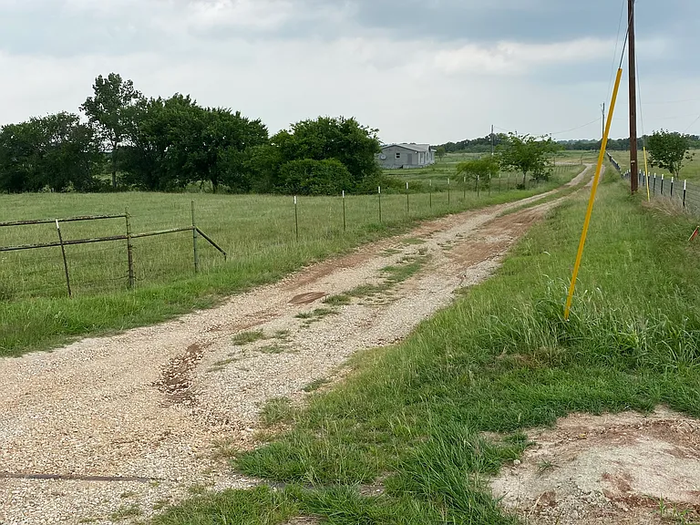 489 Old Oak Trl — Photo 1