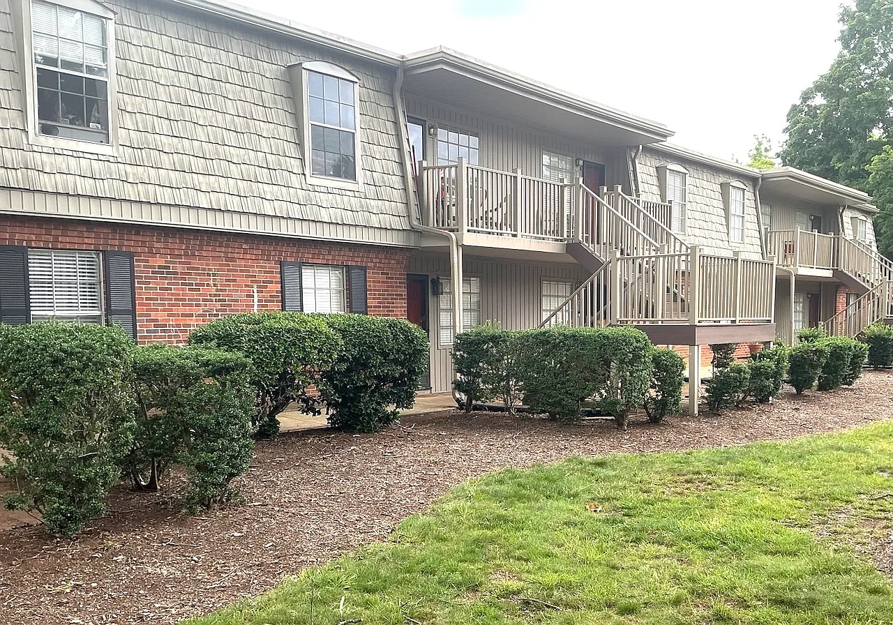 2 bed, 869 sqft, $975 — Photo 1