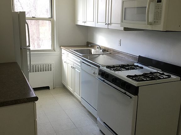 3rd image of 100 White Plains Rd #B81