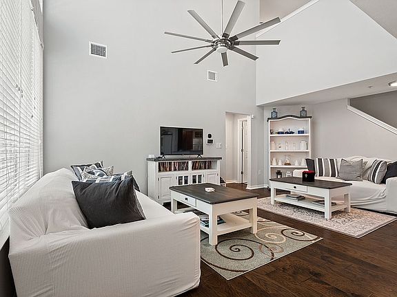 2nd image of 1049 Colonial Dr