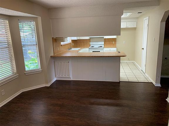 4th image of 2302 Vineyard Dr