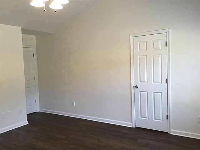 2512 Walnut Tree Ln — Photo 9