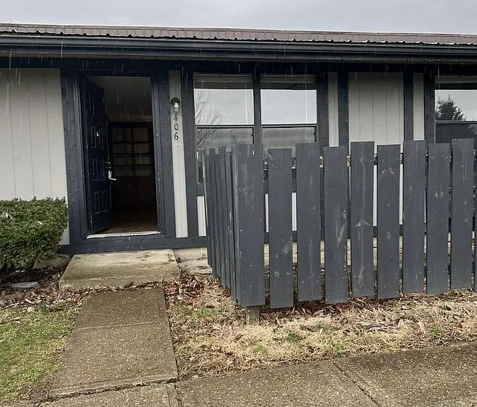 406 Amhurst Dr — Photo 1