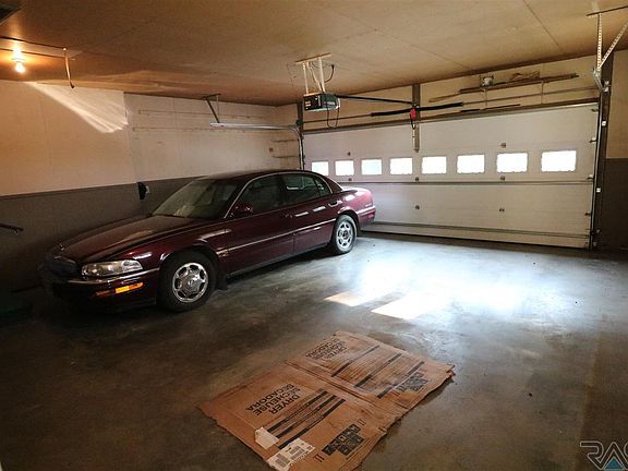 5th image of 300 W Blaine Ave
