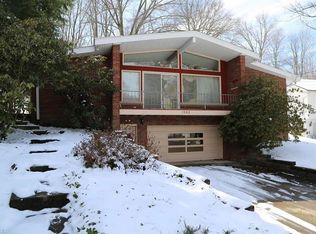 1392 Valley Dr, Akron, OH