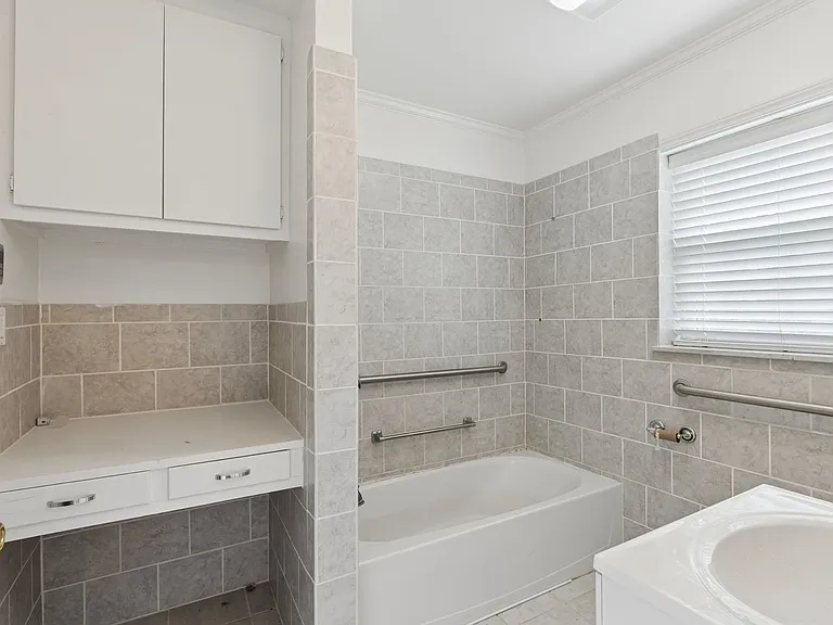 1108 Larchmont Ln — Photo 33