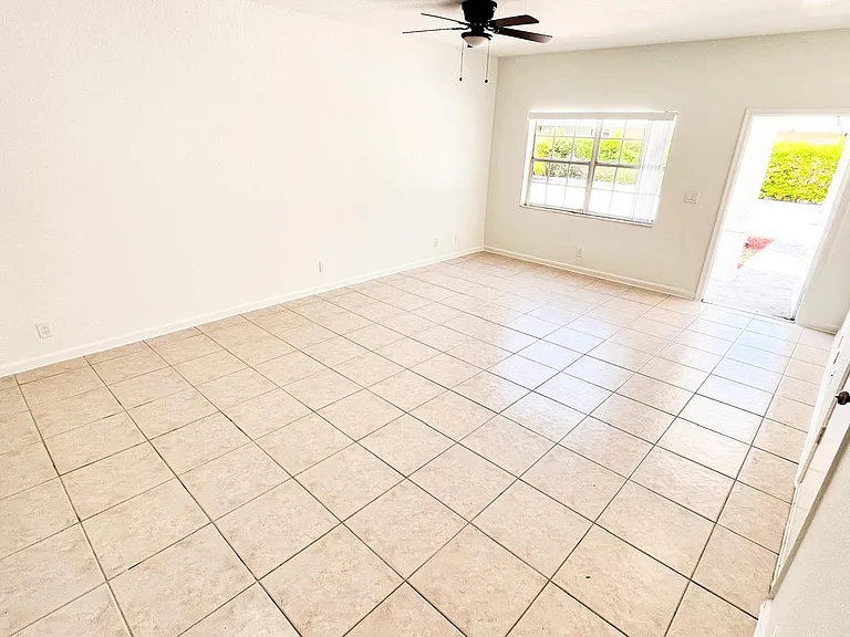 1438 Hawthorne Pl — Photo 3