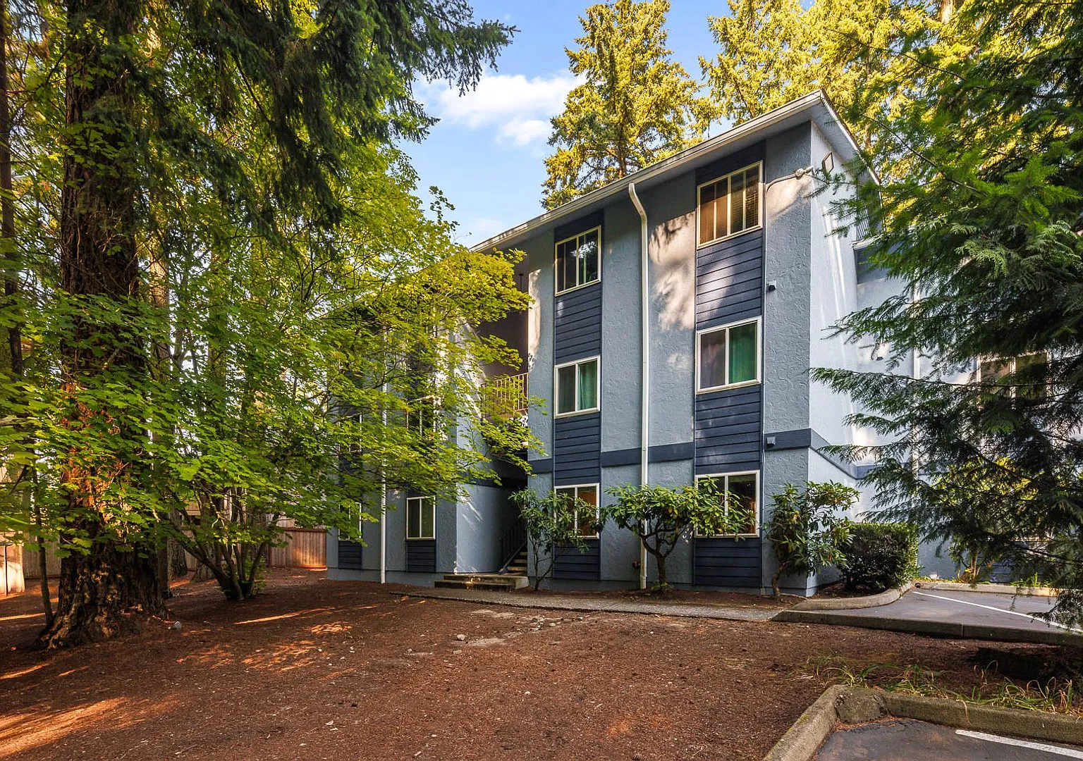 Move-In Ready 2BR Condo in Prime Finn Hill Location — Photo 1