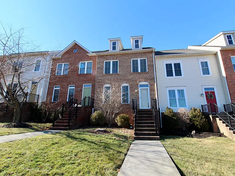 2189 Deyerle Ave — Photo 2