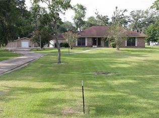 1810 Oakwood Dr, Lake Jackson, TX 77566