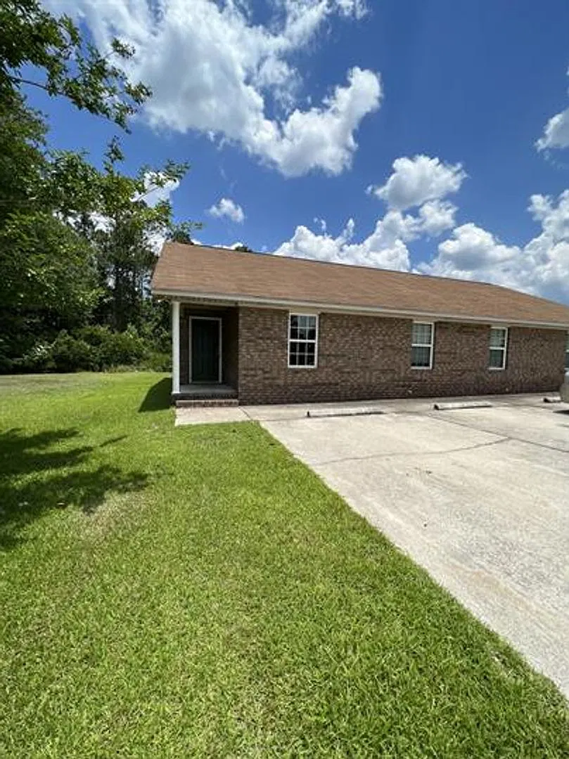 3 Bed 2 bath ready to move in — Photo 1